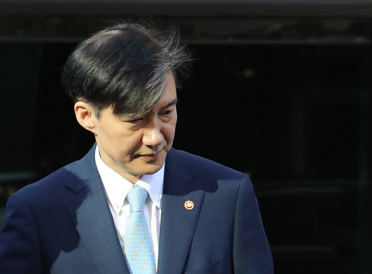 굳은 표정으로      (서울=연합뉴스) 신준희 기자 = 조국 법무부 장관이 23일 오전 서울 서초구 방배동 자택에서 나오고 있다. 2019.9.23      hama@yna.co.kr  (끝)